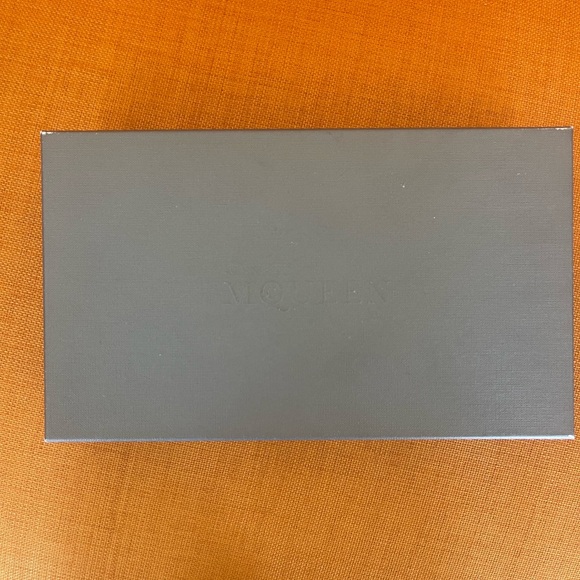 VINTAGE BLACK/WHITE TWIN Skull Clasp Clutch - Picture 8 of 16